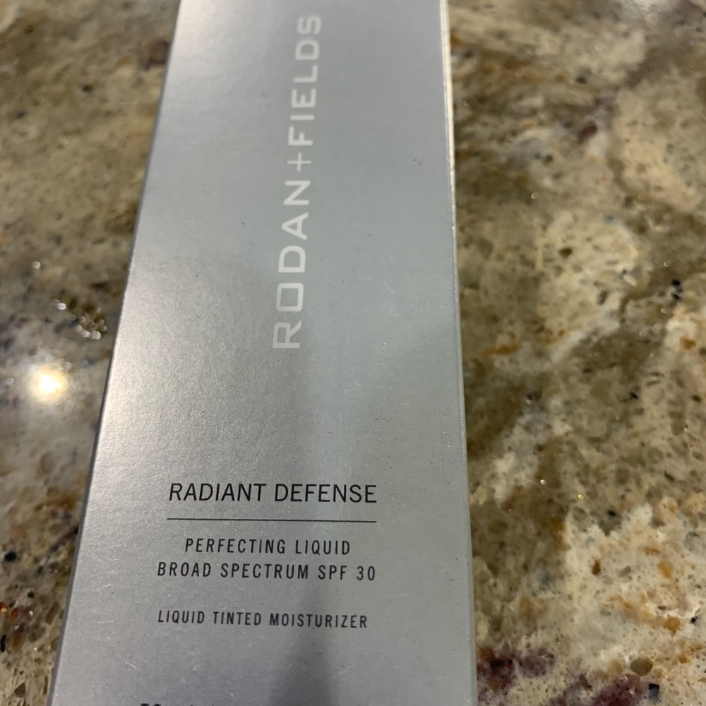 Radiant Defense Perfecting Liquid SPF 30 -